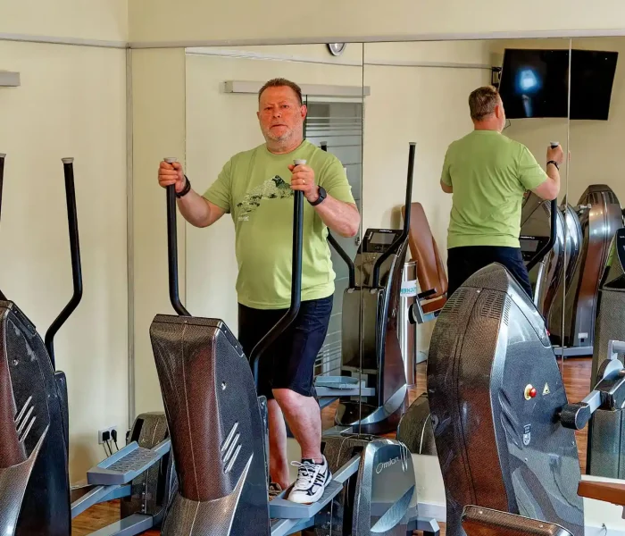 Physiotherapie Kristin Auert in Berlin - Milon Zirkeltraining mit Patienten in Aktion (1)